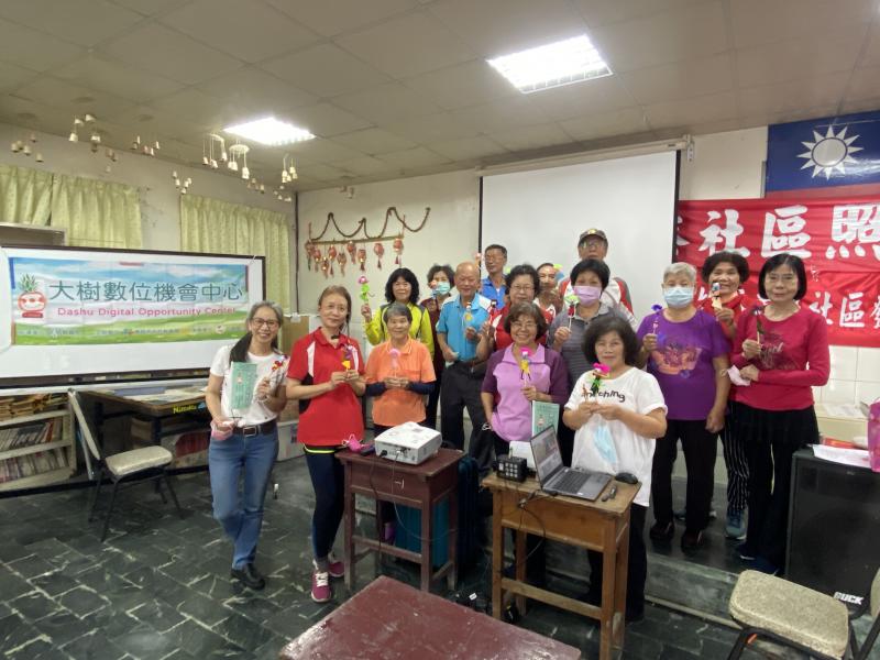 學習手機操作也動動手完成手偶創作哦~