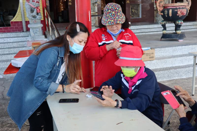 枋山DOC志駐點人員引導並協助長者下載APP到智慧型手機