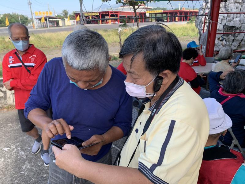 來上課的長輩紛紛展現數位學習企圖心，遇到操作問題積極詢問，學得用心，教的認真。