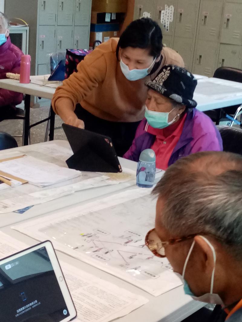 工作人員在學員旁邊協助學員操作平板