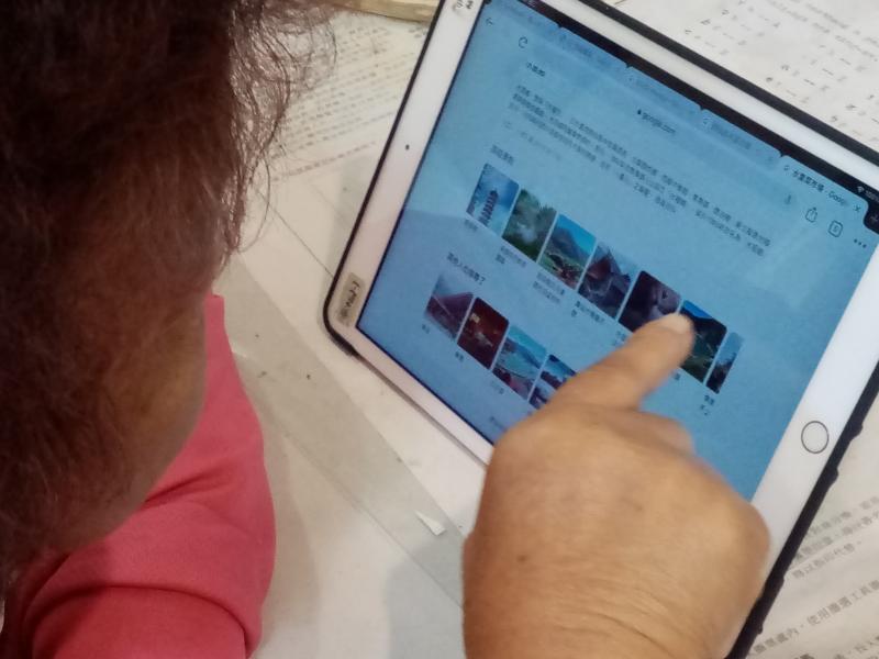 學員看著平板所搜尋的資料