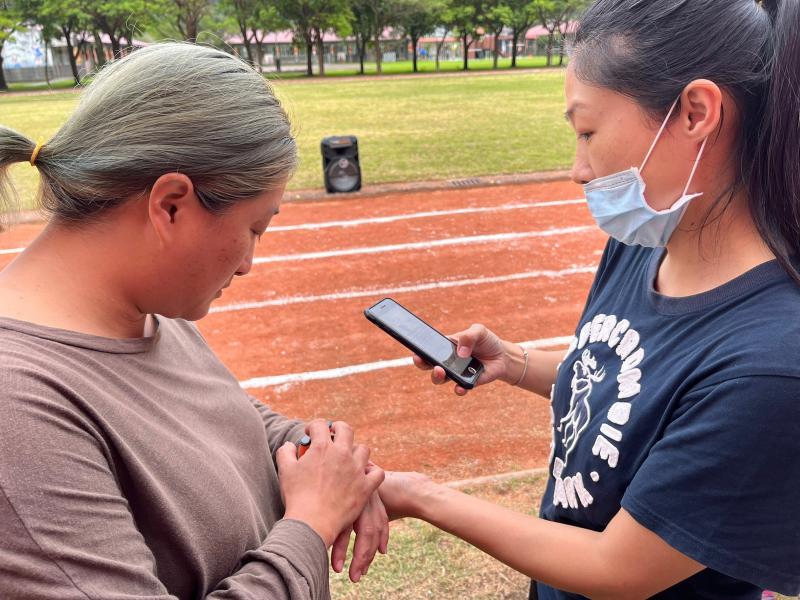學員戴好智慧型手錶後，進行手機配對。