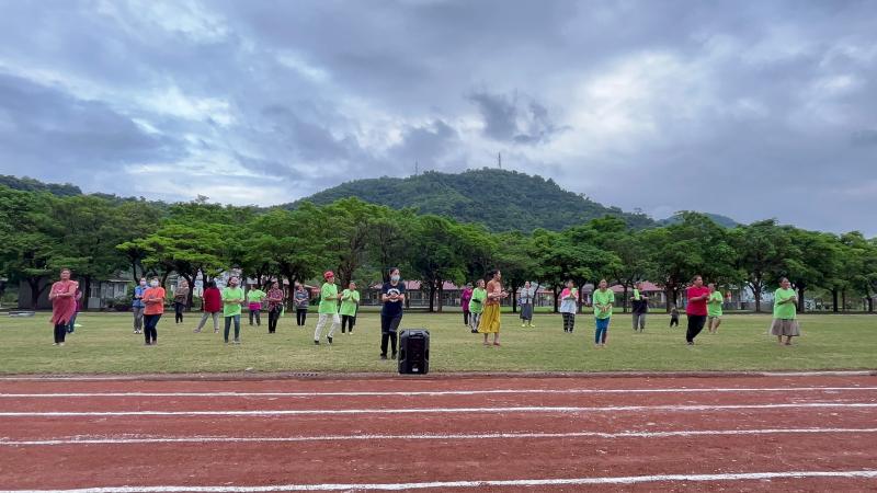 講師帶領婦女進行有氧操律動，利用智慧型手錶偵測心跳頻率，學員們對現代的科技感到驚奇。