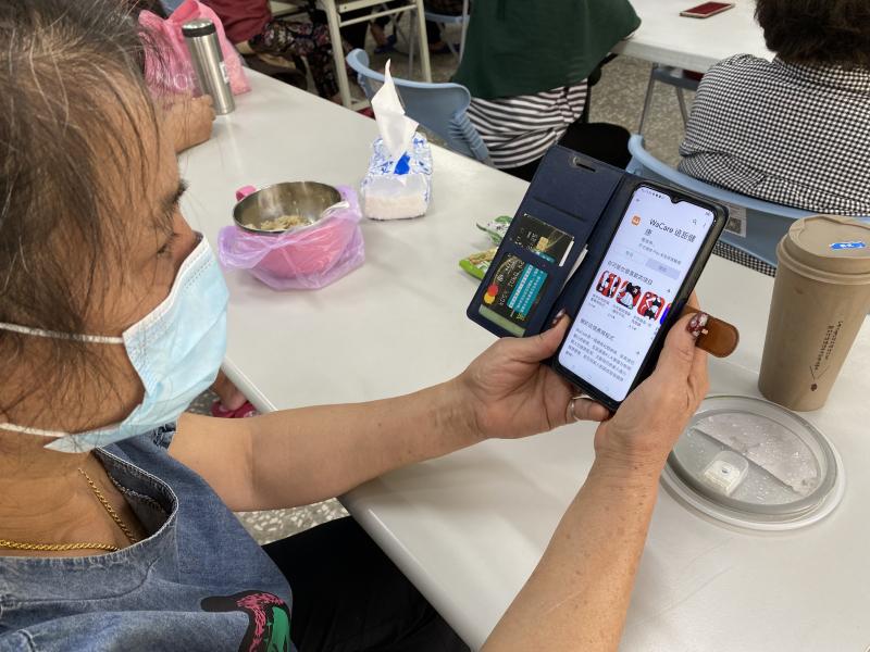除了團體上課，學員也下載Wacare APP，進行註冊登入，讓學員在家也能自行到APP搜尋有興趣的課程。