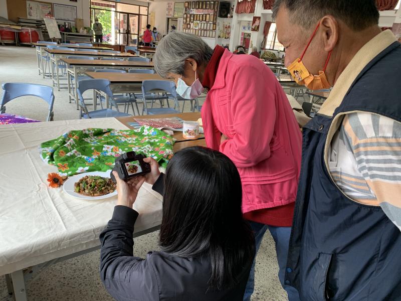 老師教大家食譜完成後擺盤的攝影技巧