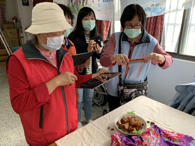 學員使用平板、手機拍攝食物照片