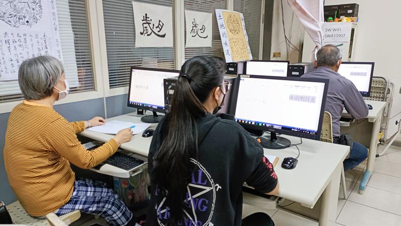 練習運用字體大小及顏色變化，文字加框，底線和網底及插入圖片.美工圖案打出一首詩。