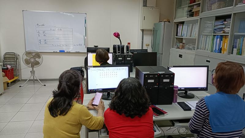 高齡長輩最容易忘記帳號和密碼，學習製作LINE、Facebook及google帳號密碼表格