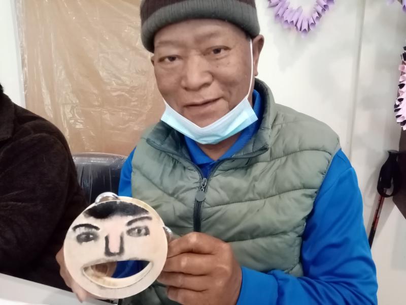 學員手拿木製鈴鼓展示彩繪完成的作品