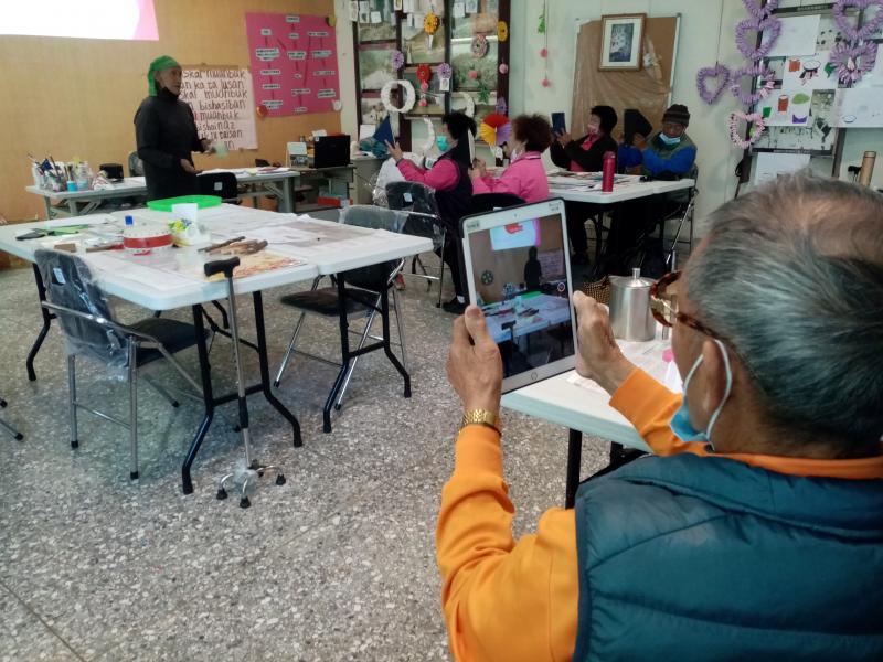 學員拿著平板對表演者進行錄影