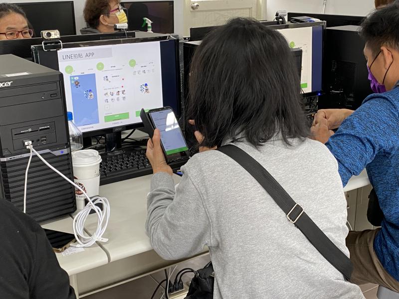 完成貼圖，使用Line拍貼進行上架。