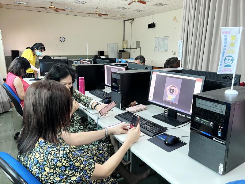 講師引導學員使用線上去背工具。