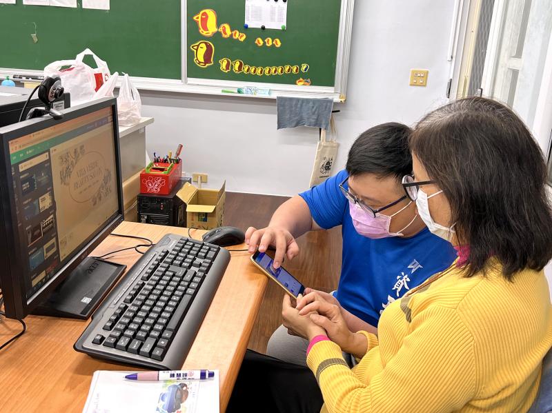 駐點協助學員排解手機操作問題