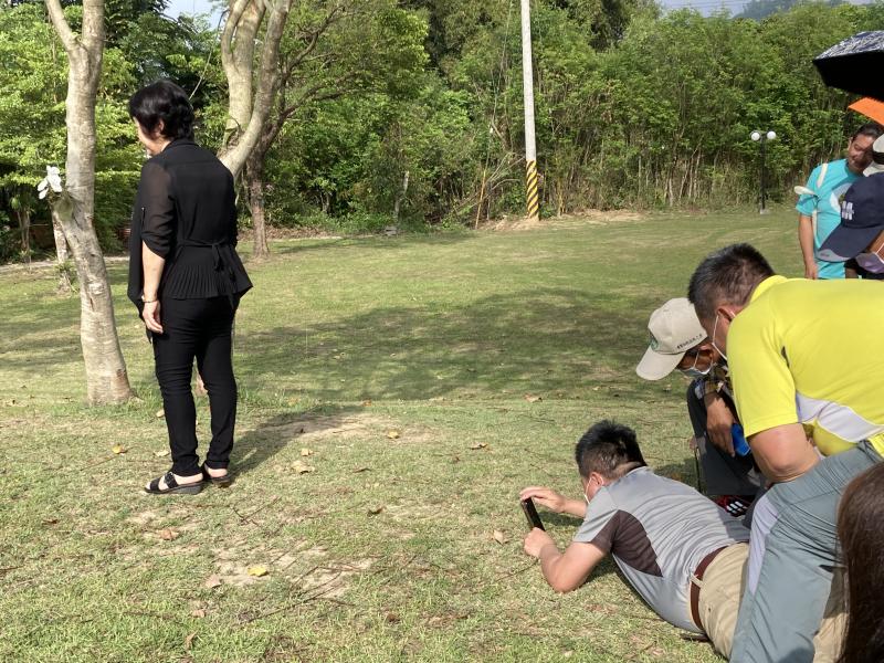 教師示範手機拍攝上課情形