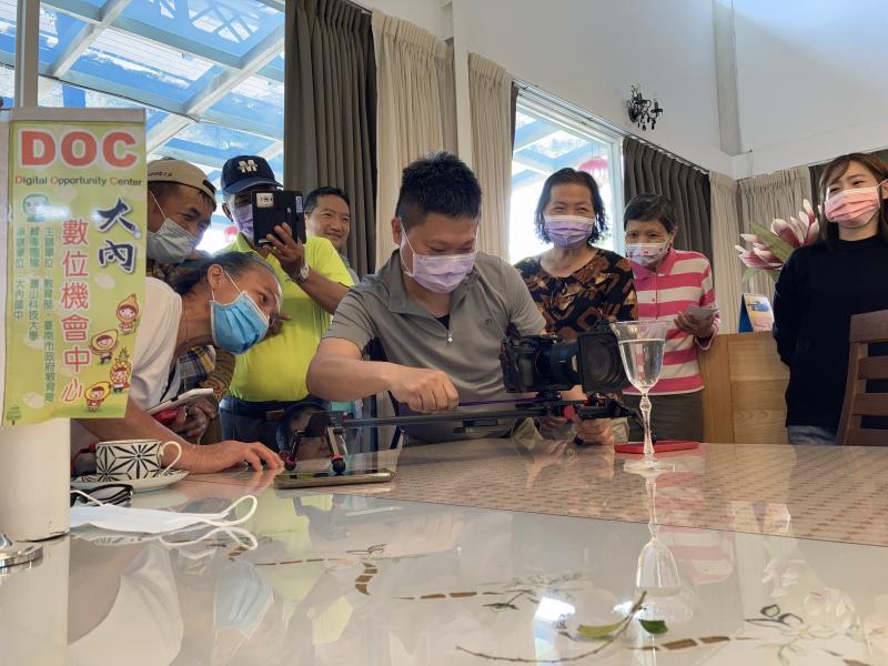 學員認真上課腳師示範情形