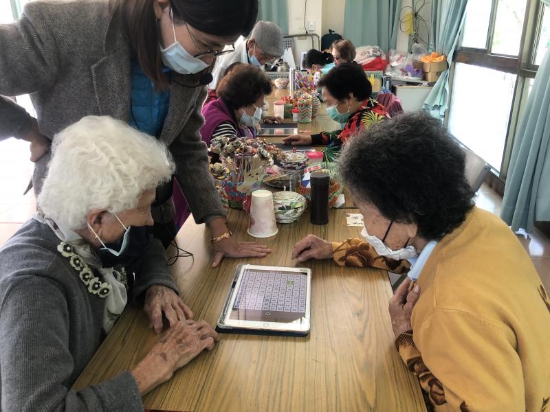 老師在旁協助學員