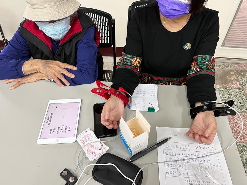 課堂中實際操作身心壓力測試儀器