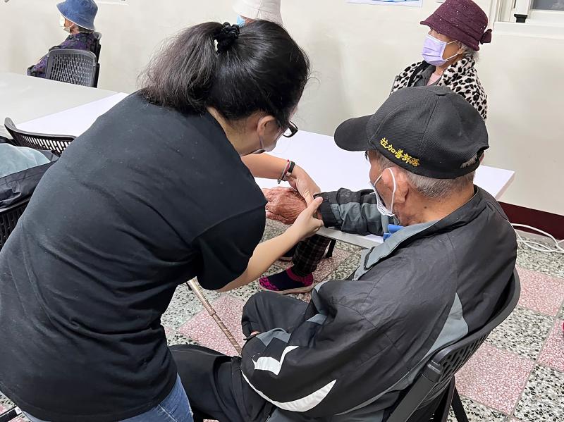 老師協助學員使用穿戴裝置測心律