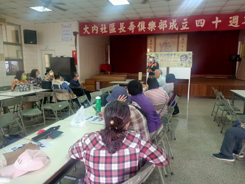 老師上課講解大內人文觀光遊程-老照片懷舊之旅情形
