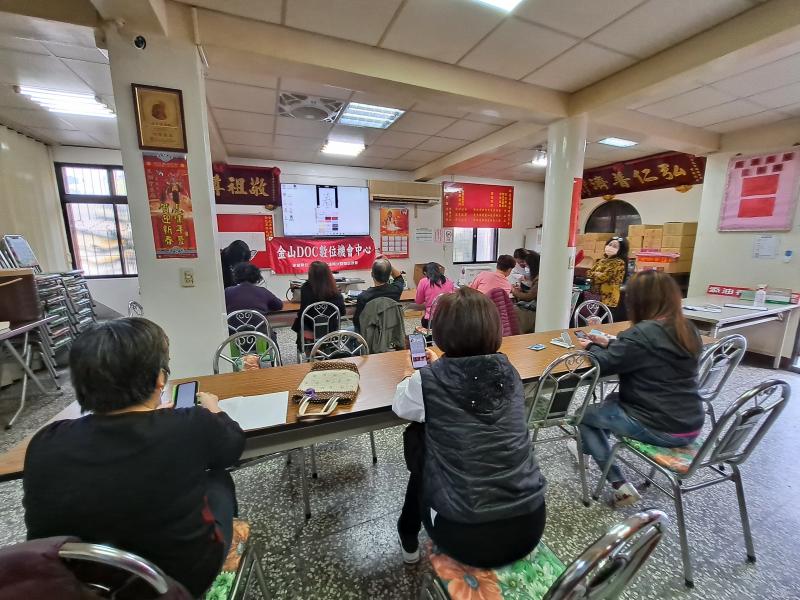 老師教大家使用手機軟體美圖秀秀寫自己的福字