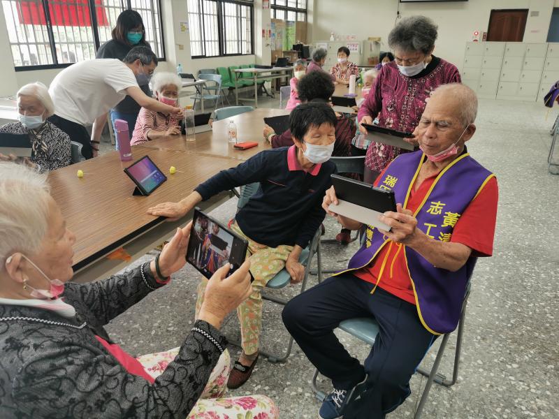 不少阿公阿嬤對於拍照，還是停留在相片和底片的刻板印象，當聽到拍照隨便拍每一張都不用錢去洗照片，整個卯起來拍玩