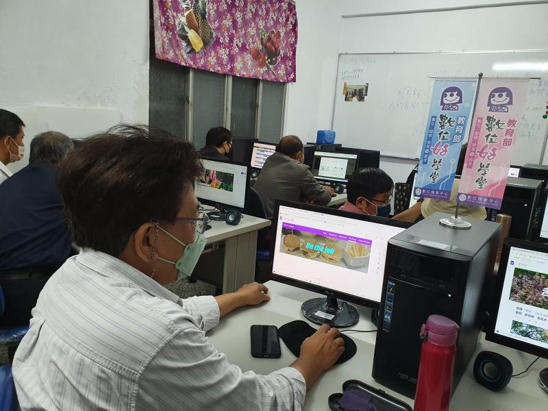 學員練習使用Google協作平台製作網頁的新增及導覽列的設定