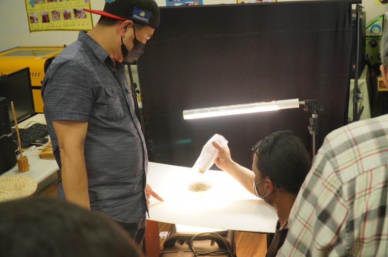 講師與學員合作拍攝商品情形