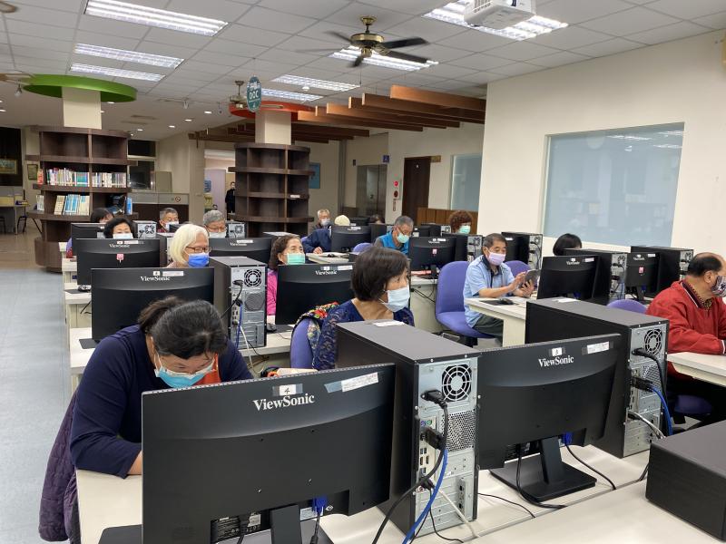 學員們認真抄寫筆記