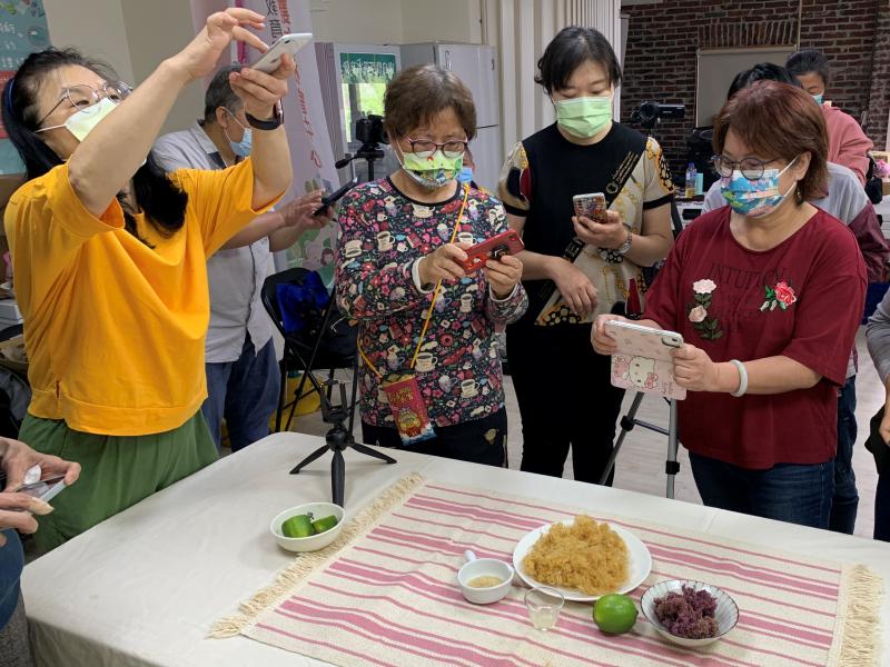 學員們認真練習拍下製作石花凍的所有食材，以作為食譜素材