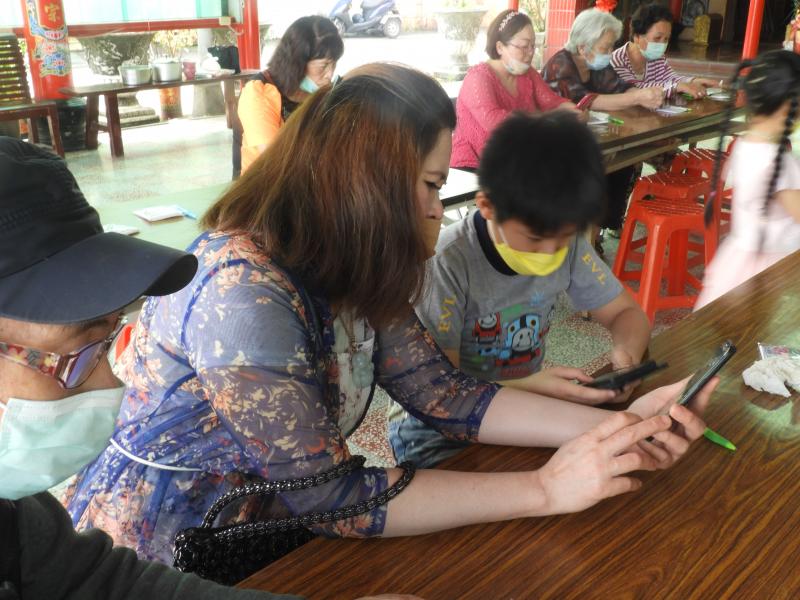 學員部會，小孩叫媽媽如何操作。