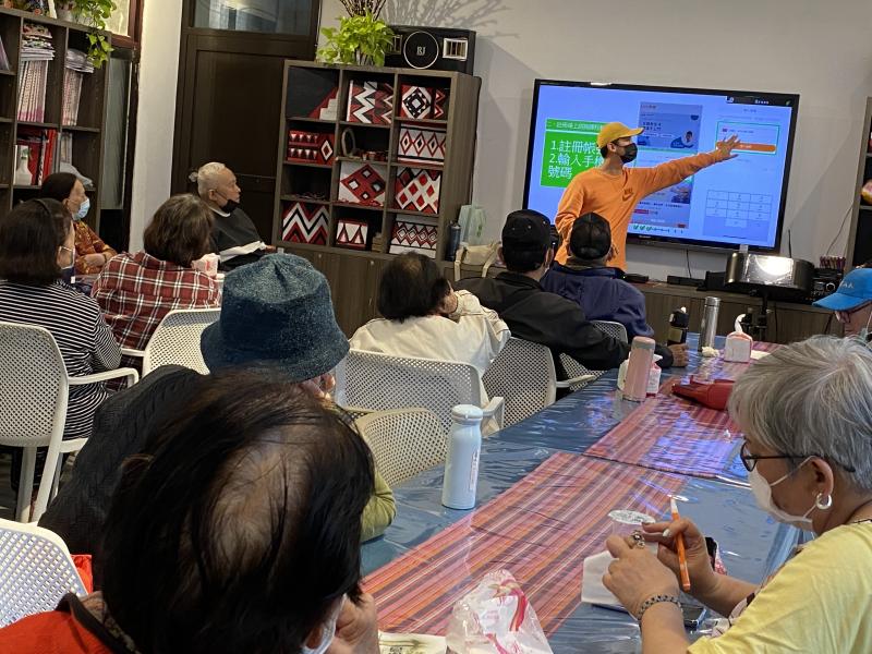 線上課程完成後,講師介紹Wacare資源平台,指導學員下載使用。