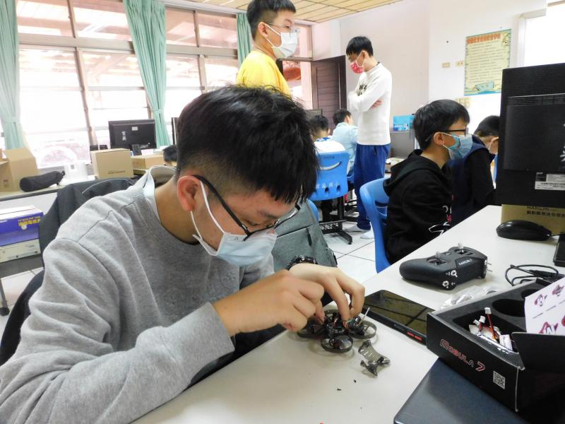 學員專心的組裝迷你無人機