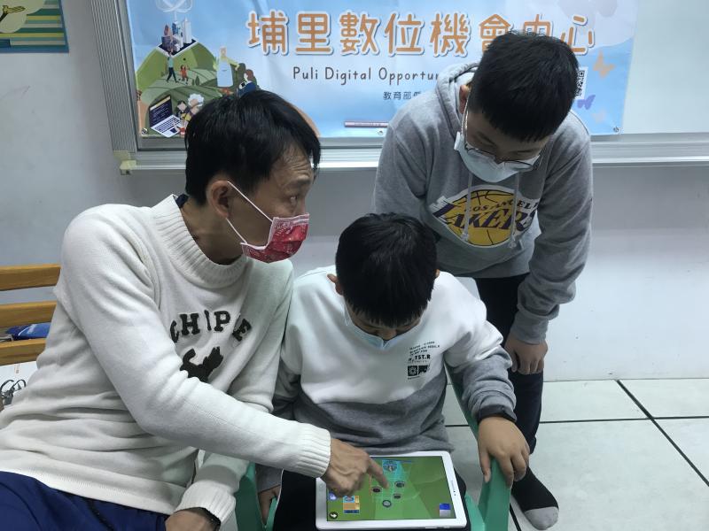 講師在指導學員們編寫程式