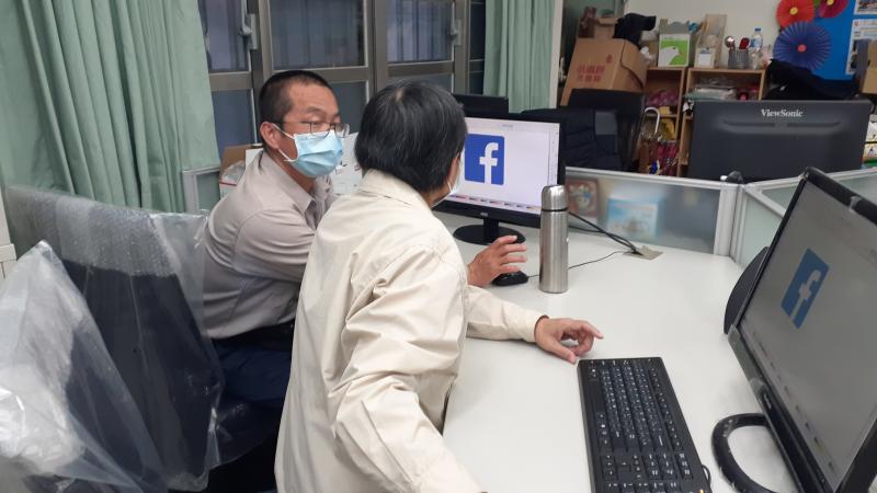 學員互相討論研究。