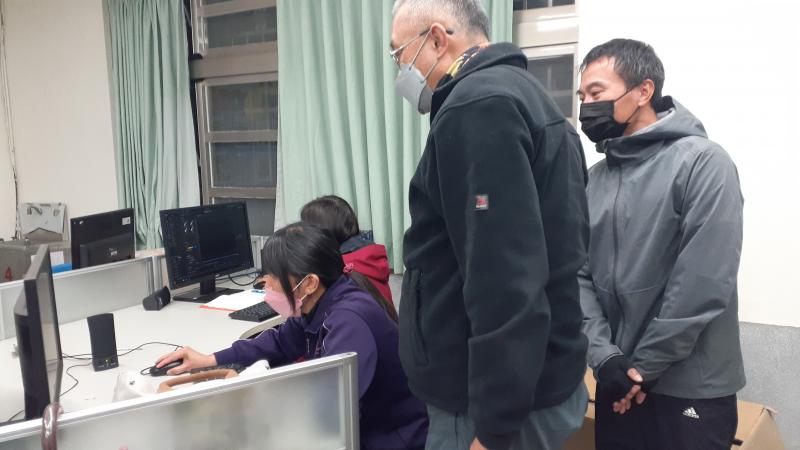 學員有問題請老師幫忙指導。