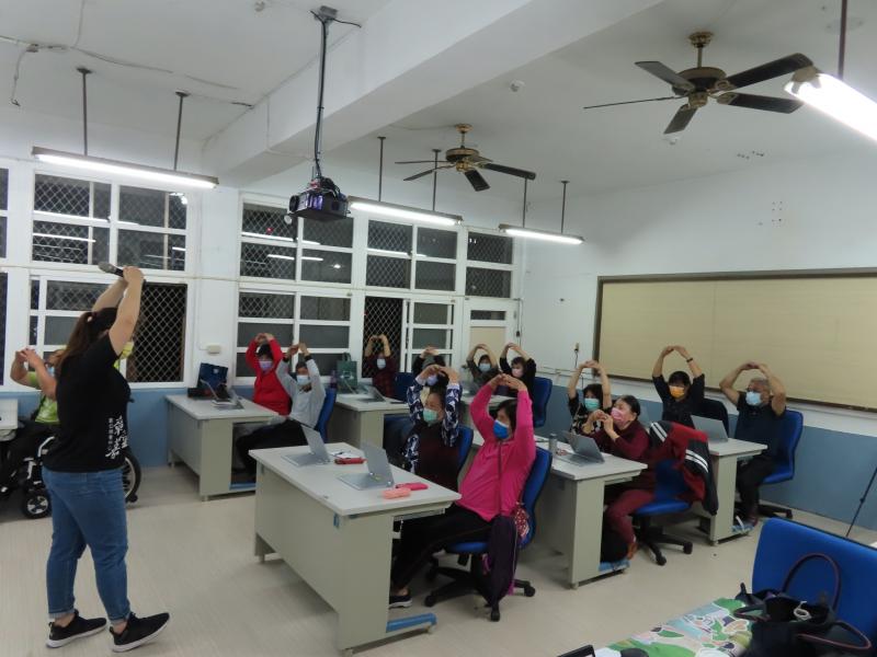 開始上課前  學員們一起跟著老師看影片動動手指操  增加手指靈活度