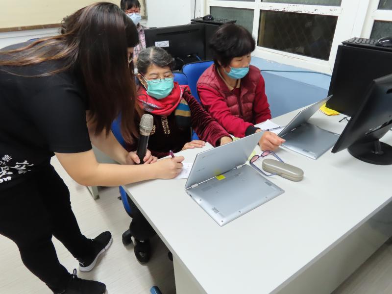 平板電腦體驗課程 老師一對一講解 請學員們實際操作