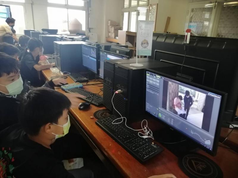 學員挑選適合的照片、影片即音檔，進行剪輯最後階段