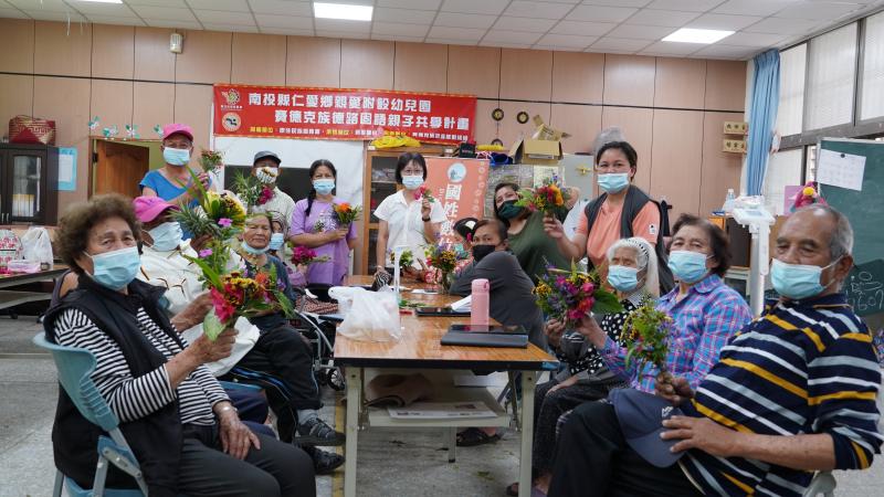 長輩們覺得APP學習結合在地植物花真有趣！