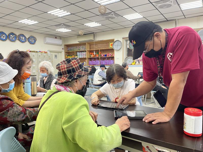 講師很有耐心的一步步引導學員操作