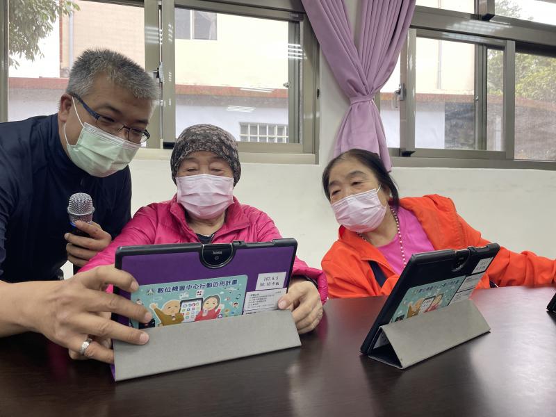 老師說這樣拍會更美麗喔~旁邊的學員也忍不住來學習~