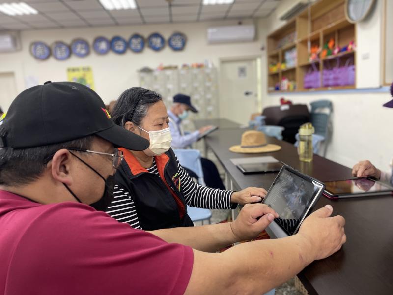 老師帶領學員操作平板練習