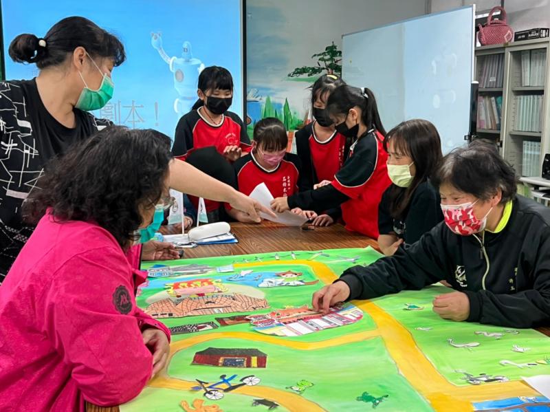 長輩學員就著畫作,跟社區學員講述自己小時候的家鄉