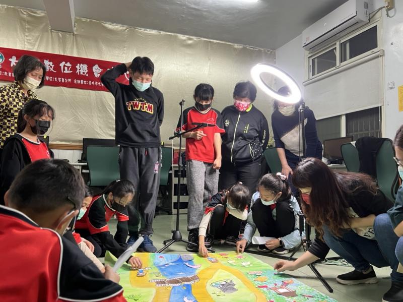 長幼學員同心協力拍攝定格動畫介紹家鄉特色