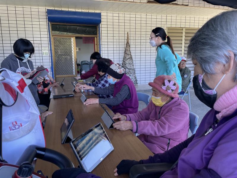 長輩一一動手開機使用