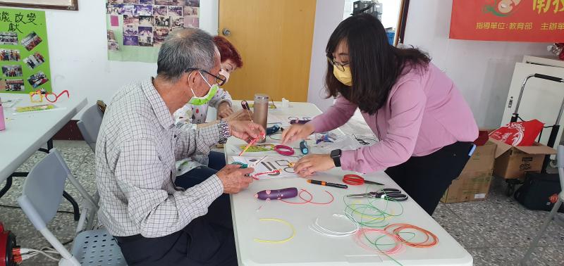 老師指導學員增加線材厚度及調配顏色，使作品更加立體與出色亮眼.