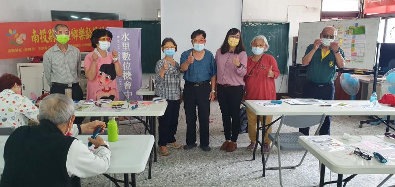 學員們 開心戴起3D列印筆作品_眼鏡與授課老師拍照留念.