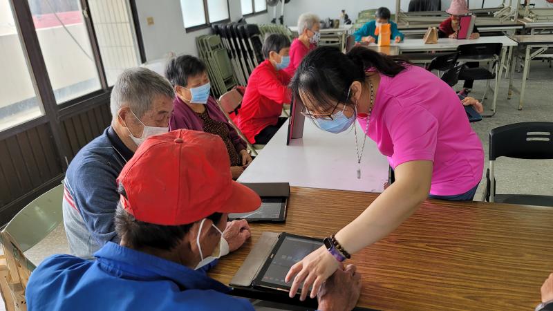 老師解決長者遇到的難題。