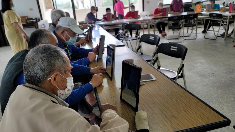 學員體驗平板手滑的感覺。