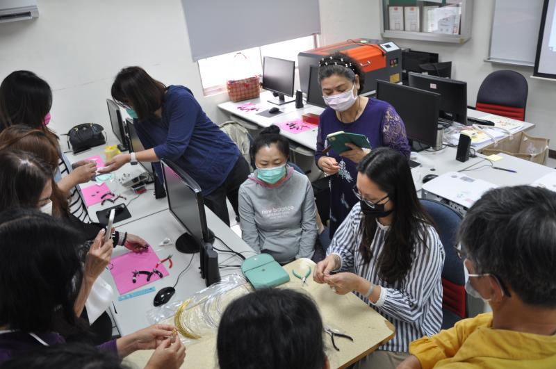 雅玲老師示範綠工藝材料包應用實作